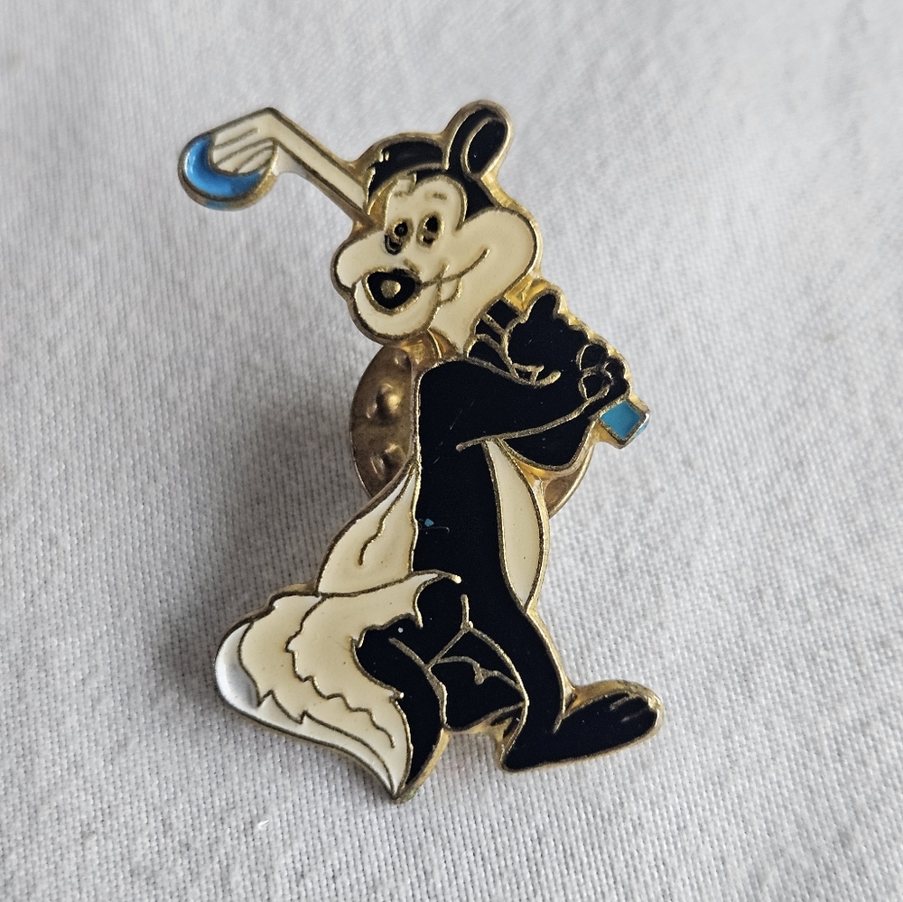 Pepe Le Pew Golf Golfing Enamel Pin Pinback Hat Lapel Vtg Collectible